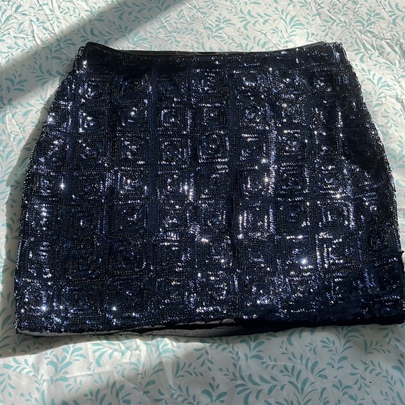 Blue sequined skirt with box pattern - Picture 2 of 3